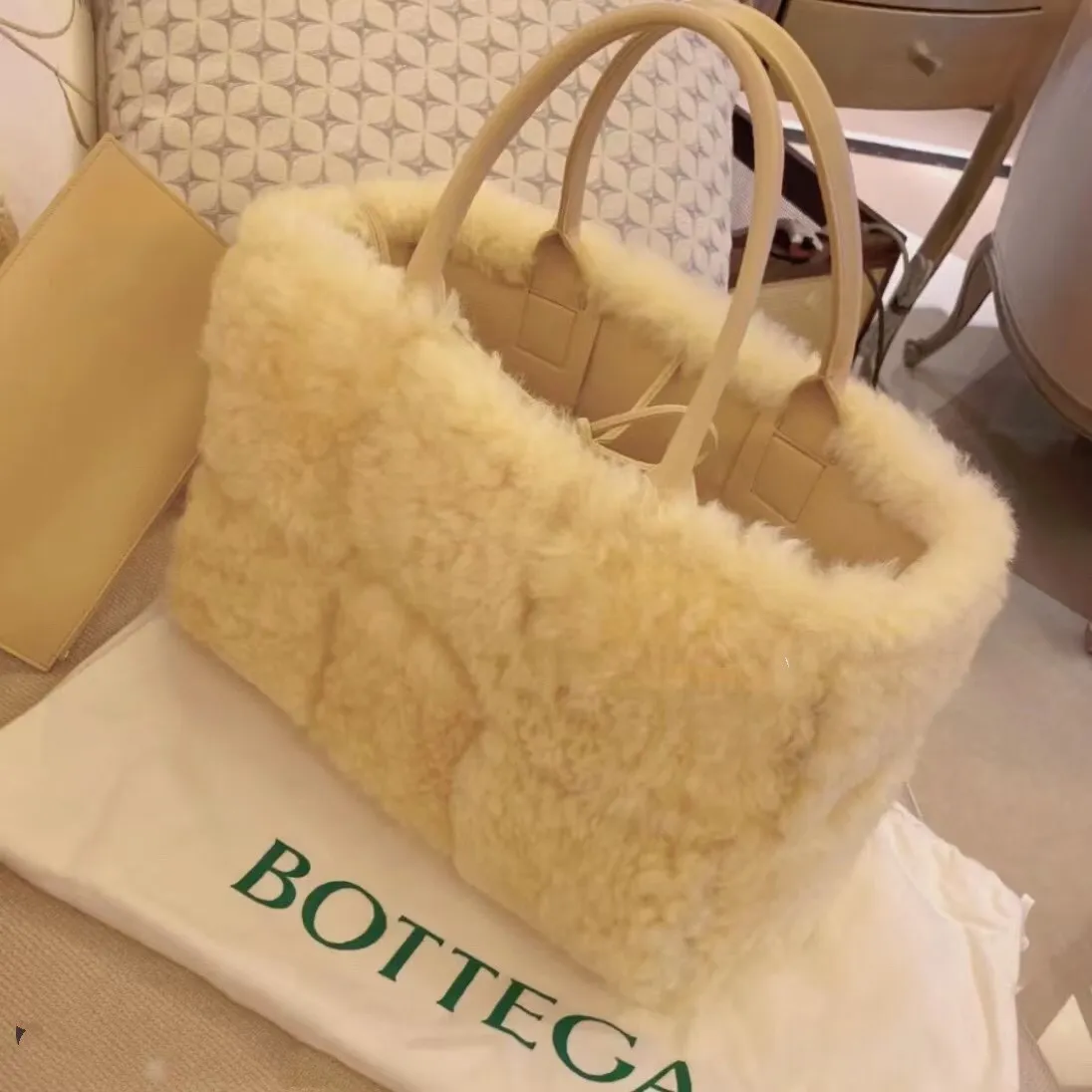 Teddy brown 🐱 BV arco tote’s furry style, it’s here, it’s here, it’s here with fur~ You’ll know how cute it is when you see the real thing! The soft and fluffy feel is really great. Rua, this year’s furry style, I stand on bv! ! Whether it is a jodie cloud bag or a tote, not all curly teddy fur can be used to make goods. The curl size of the fur directly affects the similarity of the entire bag. Material: full fur and lambskin ➕ lambskin lining is much more expensive than full leather! Again, if there is no ZP and no development, of course you have to be willing to spend money~36*24*12